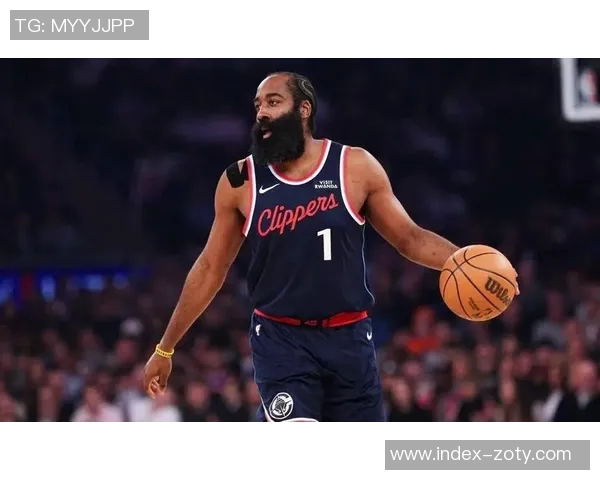 快船赢球海报曝光小卡笑容灿烂哈登背影引发球迷热议