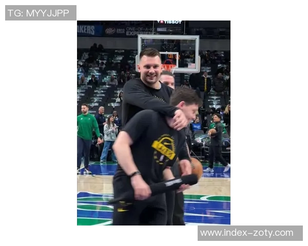 东契奇腰部不适第三节提前离场第四节回归替补席引发球迷关注 东契奇腰部不适第三节提前离场第四节回归替补席引发球迷关注