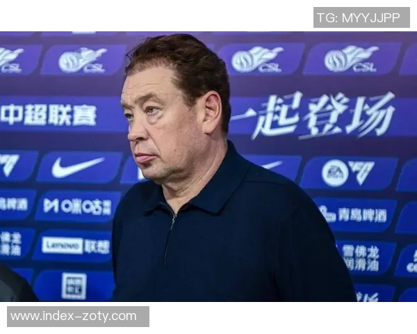 申花主帅斯卢茨基现场观战德约科维奇比赛享受偷闲时光